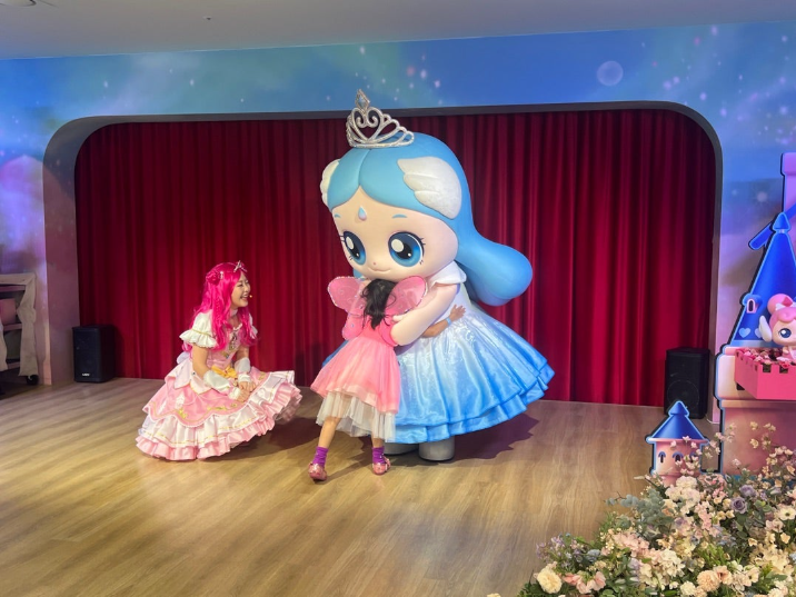 ティニピンワールド キャラクターとハグする子ども VIPショー