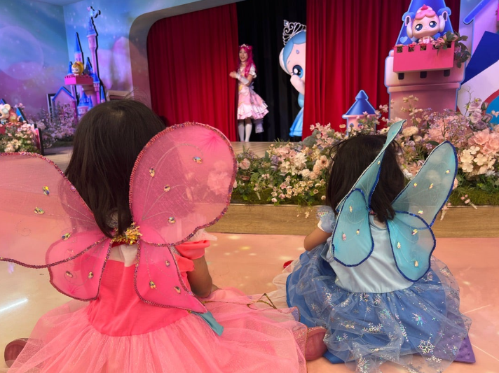 ティニピンワールド VIPショーでキャラクターを待つ子どもたち