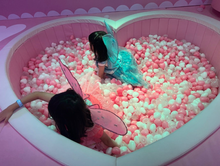 ティニピンワールド ボールプールで遊ぶ子どもたち