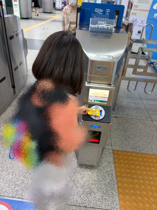 子ども用T-moneyで改札を通る子ども 韓国 子連れ